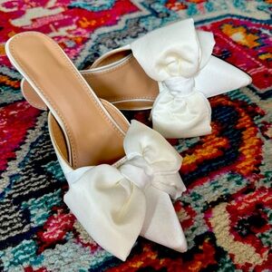 Bridal Bow stiletto with metallic gold heel